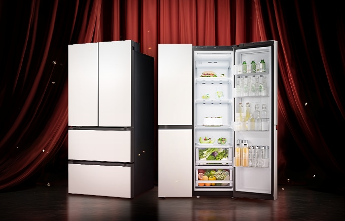 무대 커튼 앞에 놓인 두 대의 가전제품. 왼쪽은 문이 닫힌 김치냉장고이고, 오른쪽은 문이 열려 내부 식재료가 보이는 냉장고이다.